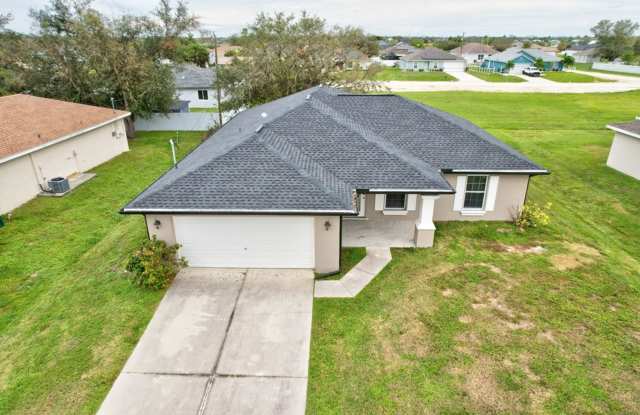3 bed 2 Bath Den 2 car Garage Great Backyard photos photos