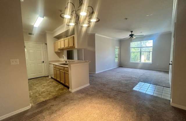 3rd Floor Unit, 1 bed/1 bath with Den in CARROLLWOOD AREA Gallery 3