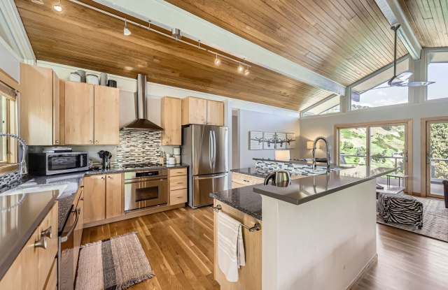 Stunning 4 BDR/2BA Mountain Retreat photos photos