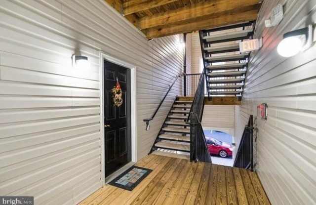 21191 MCFADDEN Square Gallery 3