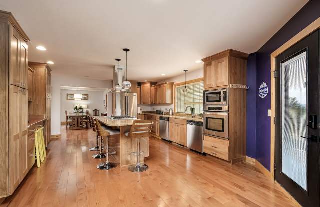 Large 4 bedroom home with Garage - ALL UTILITIES INCLUDED Gallery 3