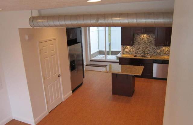 Large Luxurious House complete with large deck over looking Down Town Pittsburgh Gallery 4