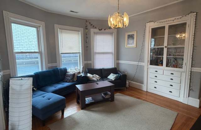 Mission Hill 4 Bed, 2 Bath | Top Floor | In-Unit Laundry | No Broker Fee Gallery 1
