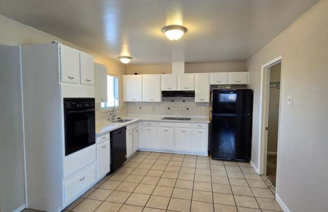 SINGLE STORY HOME WITH POOL!!! Gallery 4