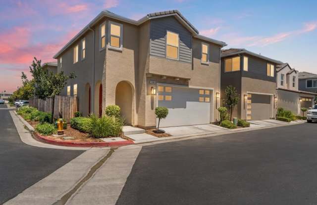 Newly Buily North Clovis 3/2.5 in Gated Comunity Gallery 3
