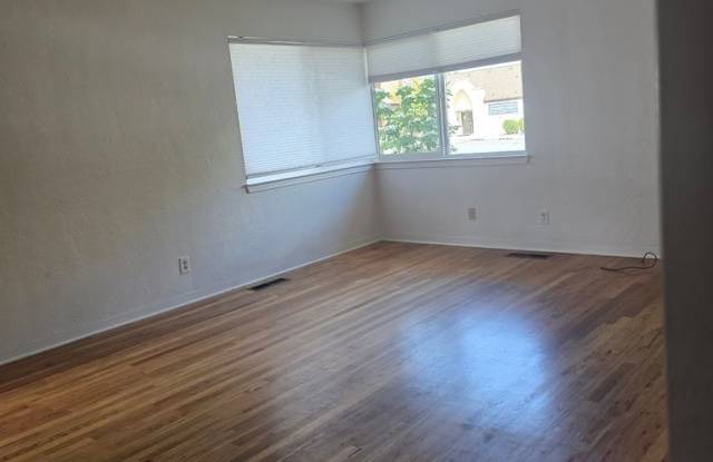 Newly Updated 2 bedroom unit Gallery 4