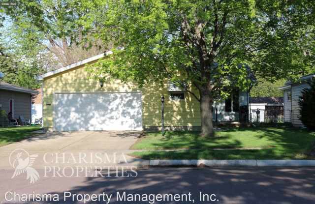3004 S West Ave - 3004 South West Avenue, Sioux Falls, SD 57105