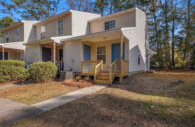 RENOVATED 3/3 w/ Plank Vinyl Floors Throughout, Walk-In Closets, Washer/Dryer,  Deck! Avail NOW for $1500/month! photos photos