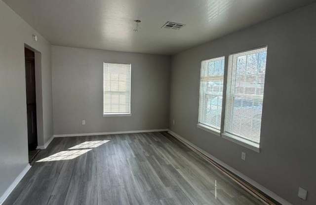 2 BED 1 BATH DUPLEX FOR LEASE NOW! Gallery 3