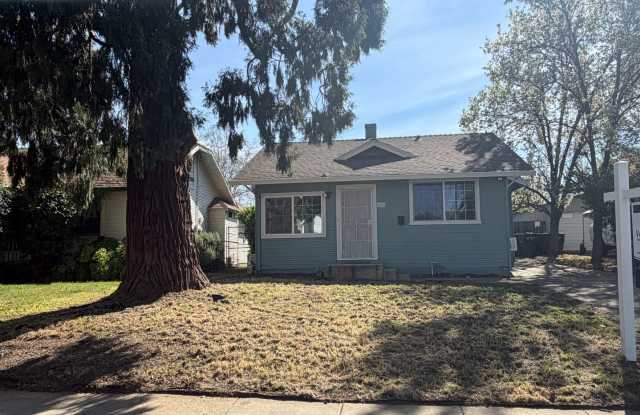 Bungalow nestled in East Sacramento! - 1055 54th Street, Sacramento, CA 95819