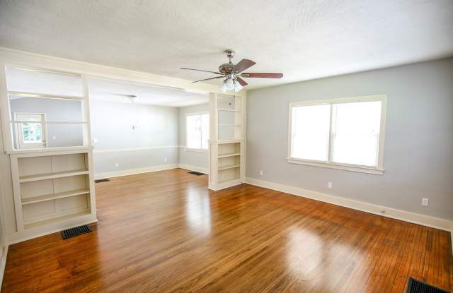 GORGEOUS! 3BR/2BA Home Near MSU with Huge Backyard & Garage Gallery 3