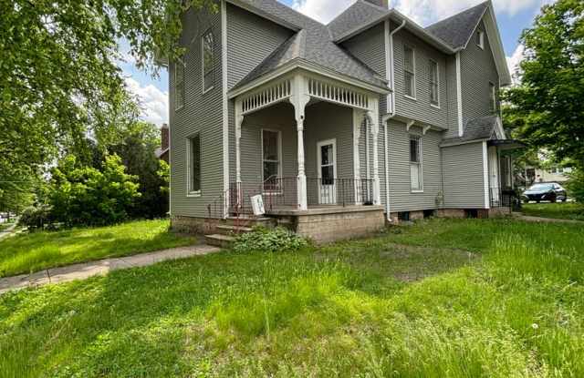 3 bedroom, 1 bath apartment in Cedar Falls - 804 Iowa Street, Cedar Falls, IA 50613