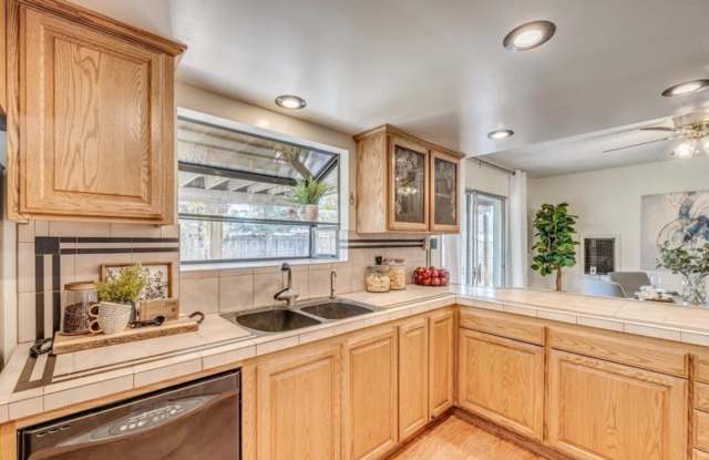 Sparks - Huge Yard - Great 3 Bed 2 Bath Home! Gallery 4