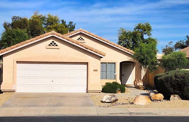 Charming 2 Bedroom Home with Den in Prime Location! photos photos