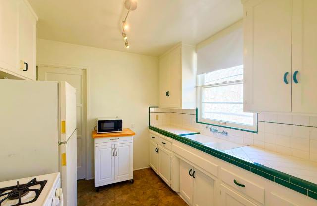 Bright & Beautiful Updated 1-Bedroom Upstairs Home Near the Beach & Sunset Cliffs Gallery 3