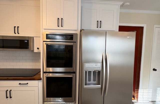 Spacious 6-Bedroom West Ashley Home with Private Pool Gallery 3