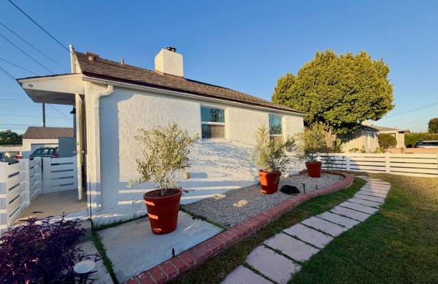 Front unit of a Duplex with Private yard and Nicely Remodeled Gallery 3