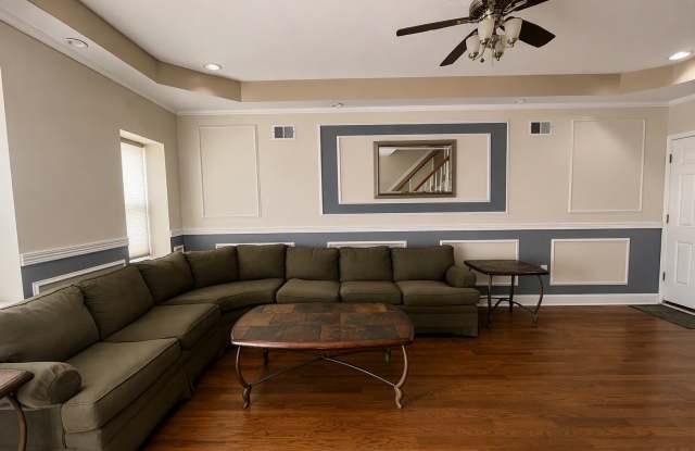 5-Bedroom 3 Bathroom w Roof Deck and Private Parking! Gallery 4