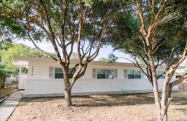 1379 Oblate Dr Gallery 2