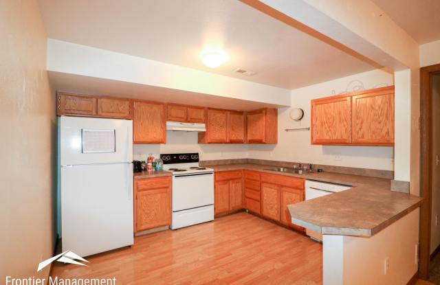 Cozy apartment next to City Park and near downtown Manhattan! Gallery 4