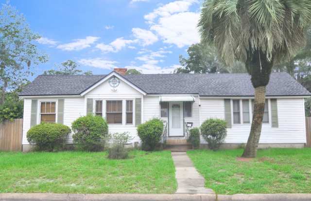 Charming 3-Bed, 2-Bath Home with One-Car Garage in Jacksonville’s Northside! photos photos