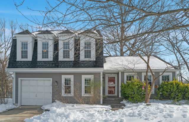 Comfort, Space, and Location: 4BR Alexandria Home Near Huntington Metro - 6229 Gentle Lane, Rose Hill, VA 22306