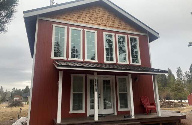 Charming Canal-Front Cottage Near Sunriver | Month-to-Month photos photos