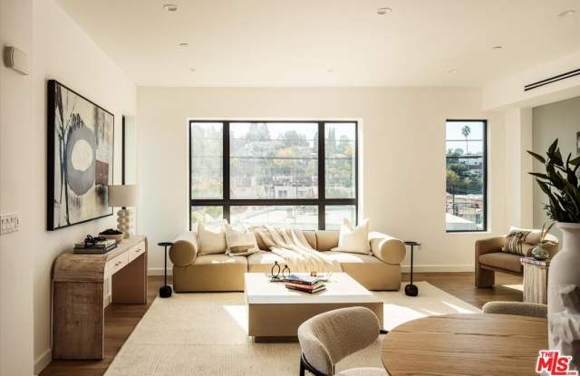 2822 1/2 Avenel St photos photos