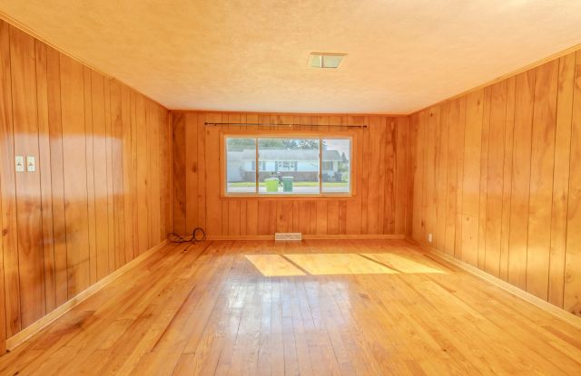 Well Maintained Home in Great TC Location Gallery 4