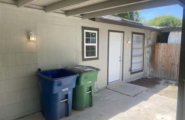 3/1 Townhouse with covered parking Gallery 3