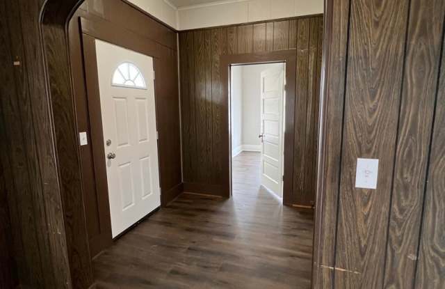 3 Bed, 2 Bath, 2 Car Garage Single Family House in Groves! Gallery 2