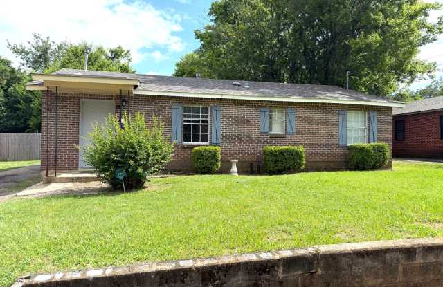 ** 3 bed 2 bath located in Capitol Heights ** Call 334-366-9198 to schedule a self showing photos photos