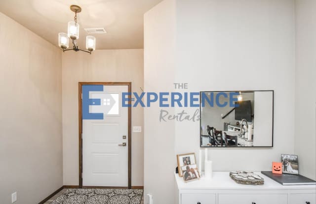 Spacious 3-Bedroom Townhome with Rare 3-Stall Garage! Gallery 3
