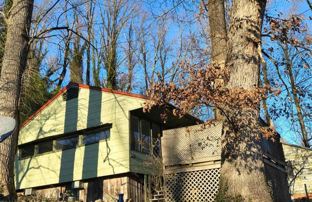 Updated 2br/1ba Oak Ridge bungalow photos photos