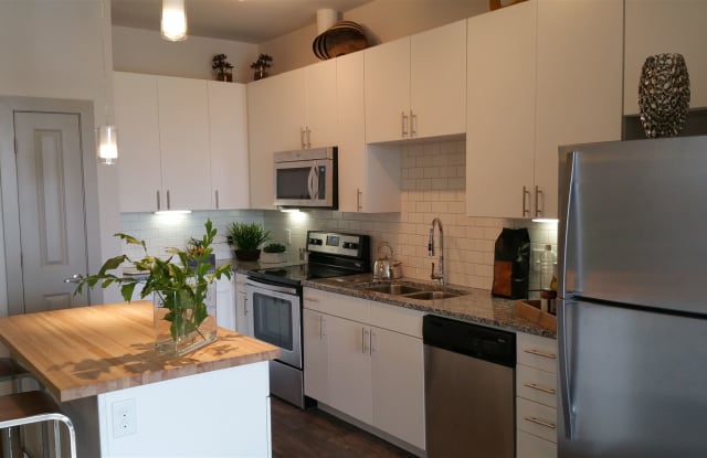 900 E 6th St - 900 6th St, Austin, TX 78702