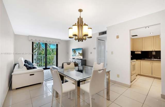 4301 Collins Ave photos photos