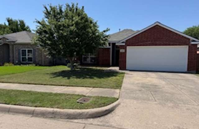 Gorgeous 3/2/2 home in Marine Creek with many upgrades! 5417 Royal Birkdale Drive, FTW 76179 - 5417 Royal Birkdale Drive, Fort Worth, TX 76135