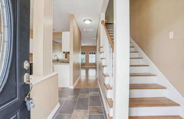 3 bedroom 3.5 bath townhome with garage Gallery 4