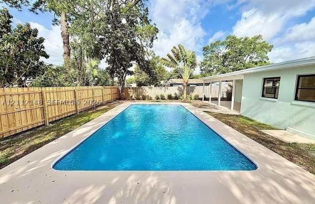 1753 16th Ct N Gallery 2