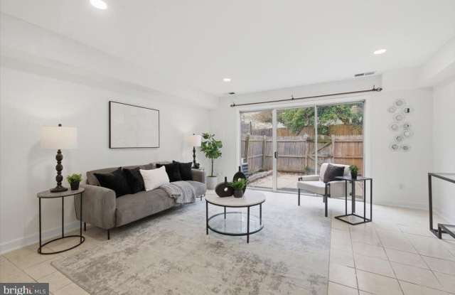 8141 KINGSWAY Court Gallery 2