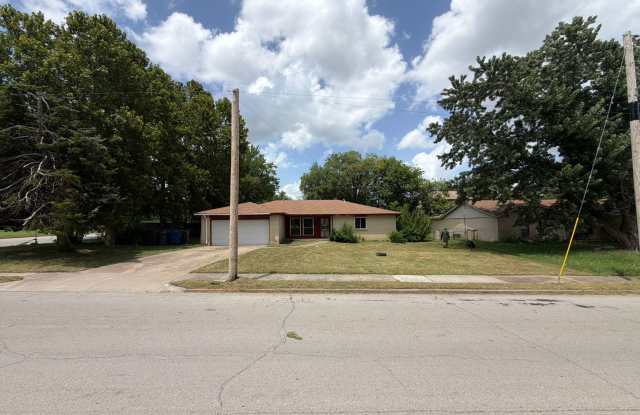 Charming 3 bedroom, 2 bathroom, 1 office/den. Gallery 1