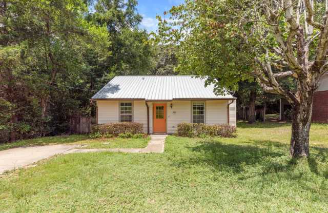 AVAILABLE IN OCTOBER! 2 beds 1 bath photos photos