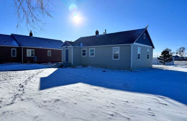 Beautiful 2 bedroom home avail 10/15 in the country. Gallery 3