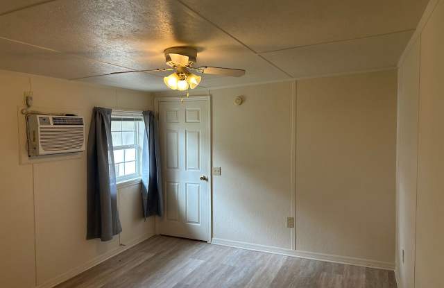Easy Budgeting! Basic Internet/wifi, water, trash, electric and lawn care ALL INCLUDED! photos photos