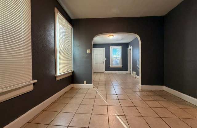 2 Bedroom Lower Duplex Milwaukee Gallery 3