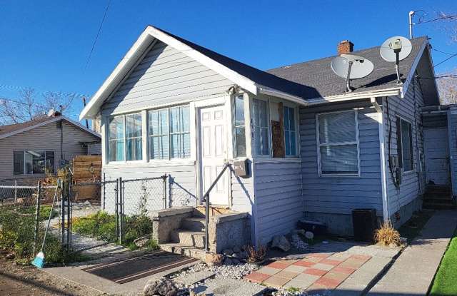4381/2 14th St - 2BR house behind Victorian Square in Sparks - 438 14th Street, Sparks, NV 89431