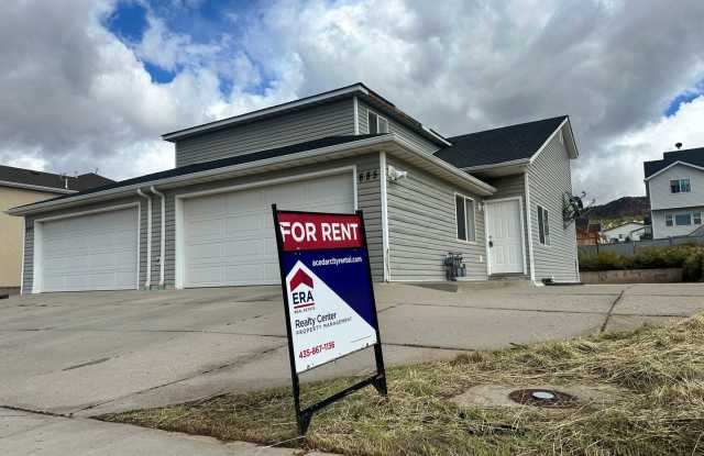Move-in Discount!!  7 bedroom, 3 bathroom twin home Gallery 1