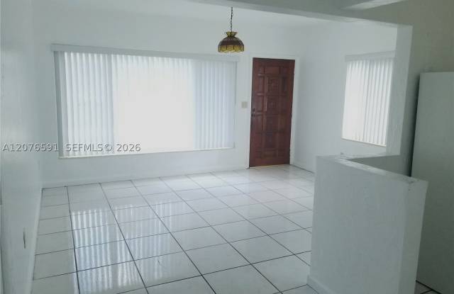 1240 SW 22nd Ter Gallery 4
