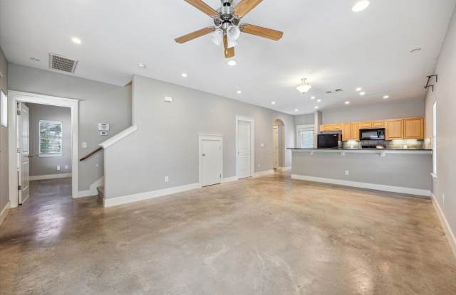 3BD 2.5BA Corner Lot in North Austin - Available NOW! Gallery 4