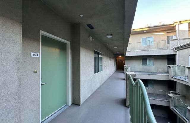 Immediate Move In: Spacious 3bed2bath condo Adjacent to Warner Center/Woodland Hills! Minutes to TheVillage Westfield Topanga, shops, restaurants, market and Orange Line Transportation! Gallery 3